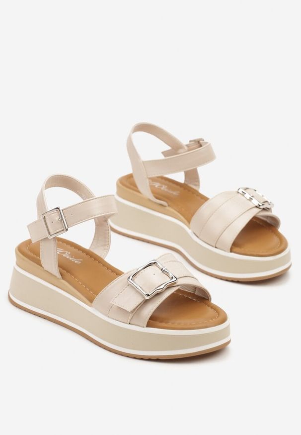 Born2be - Beżowe Sandały na Niskim Koturnie z Ozdobną Klamerką Ziare. Okazja: na co dzień. Kolor: beżowy. Obcas: na koturnie. Styl: casual, elegancki