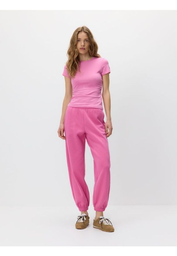 Reserved - T-shirt slim fit - różowy. Kolor: różowy. Materiał: dzianina, bawełna