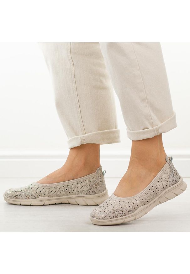 Beżowe ażurowe skórzane baleriny damskie S.Barski 5973. Okazja: na spacer, na co dzień. Kolor: beżowy. Materiał: skóra. Szerokość cholewki: normalna. Wzór: ażurowy. Sezon: wiosna, jesień, lato. Styl: casual, elegancki, klasyczny