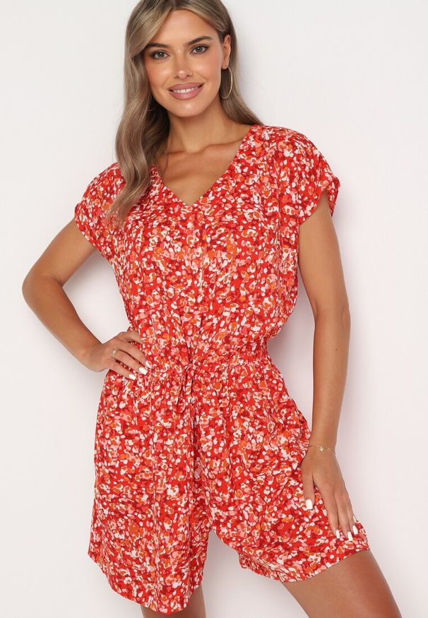 Born2be - Czerwony Kombinezon w Kwiatki z Gumką w Pasie i Krótkimi Nogawkami Obeda. Kolor: czerwony. Materiał: tkanina. Długość rękawa: krótki rękaw. Długość: krótkie. Wzór: kwiaty. Sezon: wiosna, lato