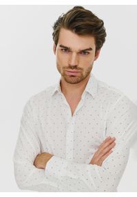 PAKO LORENTE – Koszula w kolorze białym w drobny wzór P24SF-1X-022-B-S - Pako Lorente. Okazja: na co dzień. Kolor: biały. Materiał: elastan, jeans. Styl: casual