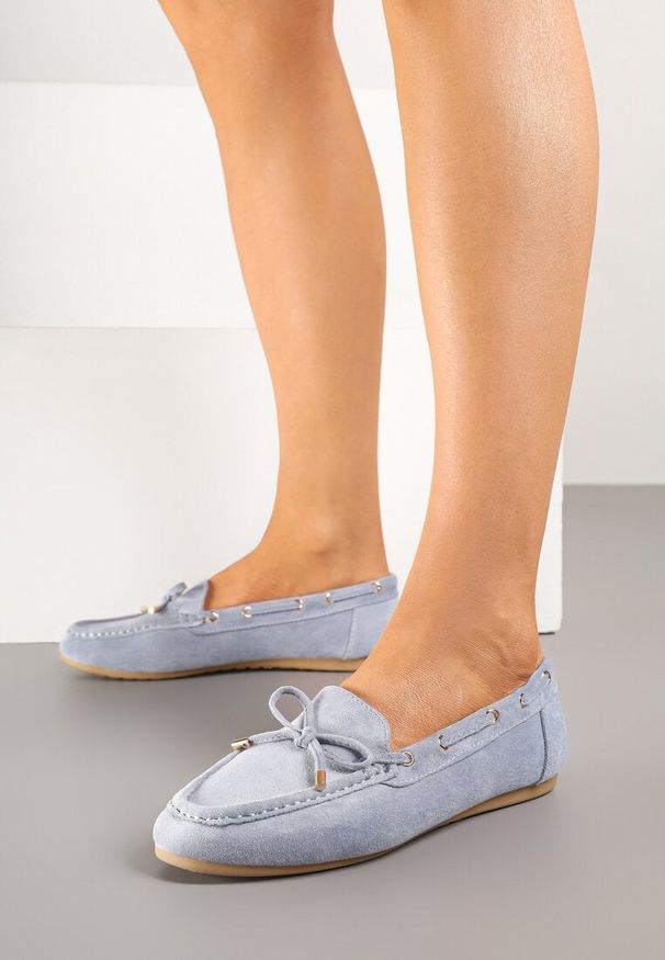 Renee - Niebieskie Mokasyny z Ekozamszu Zdobione Wiązaniem z Kokardą Sonilora. Okazja: na co dzień. Kolor: niebieski. Materiał: jeans. Wzór: aplikacja. Obcas: na obcasie. Styl: elegancki, casual. Wysokość obcasa: niski
