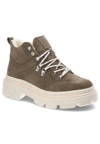 Botki damskie Kampa, z naturalnej skóry zamszowej z wysoką cholewką klasycznym sznurowaniem i ociepleniem przy krawędzi masywna podeszwa o jednolitej. Kolor: brązowy. Szerokość cholewki: normalna. Wzór: jednolity. Wysokość cholewki: przed kolano. Materiał: zamsz, skóra. Sezon: zima. Obcas: na obcasie. Styl: klasyczny, elegancki. Wysokość obcasa: niski #1