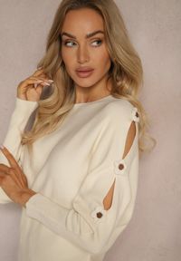Renee - Beżowy Sweter z Wiskozą Ozdobiony Wycięciami na Rękawach Evathia. Okazja: na co dzień. Kolor: beżowy. Materiał: wiskoza. Wzór: aplikacja. Styl: wizytowy, elegancki, casual #4