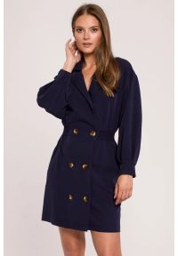 Sukienki.shop - Elegancka sukienka żakietowa dwurzędowa granatowa mini. Okazja: na spotkanie biznesowe. Typ kołnierza: dekolt kopertowy. Kolor: niebieski. Materiał: guma. Typ sukienki: kopertowe. Styl: elegancki. Długość: mini #4