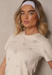 Renee - Beżowy T-shirt z Bawełny Zdobiony Gwiazdkami z Cyrkonii Tenenisa. Okazja: na co dzień. Kolor: beżowy. Materiał: bawełna. Wzór: aplikacja. Styl: elegancki, casual