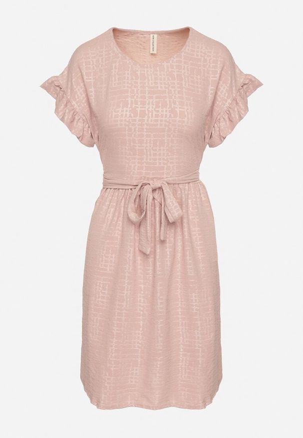 Born2be - Ciemnoróżowa Sukienka Ozdobiona Falbankami i Paskiem Izulira. Typ kołnierza: kołnierz z falbankami. Kolor: różowy. Wzór: aplikacja. Styl: elegancki