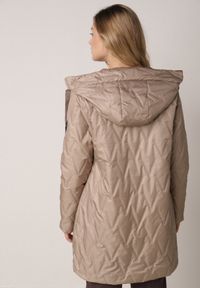 Born2be - Ciemnobeżowa Pikowana Kurtka Przejściowa Parka z Kapturem o Długim Kroju z Ozdobą Isaline. Okazja: na co dzień. Typ kołnierza: kaptur. Kolor: beżowy. Materiał: poliester, dresówka. Długość: długie. Wzór: aplikacja. Styl: casual, klasyczny #7
