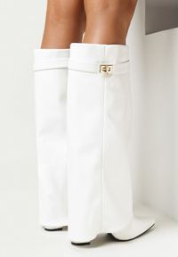 Born2be - Białe Kozaki ze Szpiczastym Noskiem i Wywiniętą Cholewką Quirina. Nosek buta: szpiczasty. Zapięcie: zamek. Kolor: biały. Szerokość cholewki: normalna. Materiał: skóra, materiał. Sezon: zima. Obcas: na obcasie. Styl: klasyczny. Wysokość obcasa: średni #5