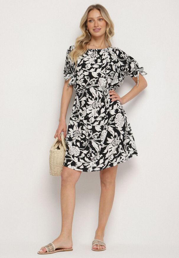 Born2be - Czarna Bawełniana Sukienka w Ornamentalne Rośliny z Wiązaniem Przy Rękawach Tosvena. Okazja: na spacer, na imprezę, na co dzień. Kolor: czarny. Materiał: bawełna. Styl: casual, elegancki