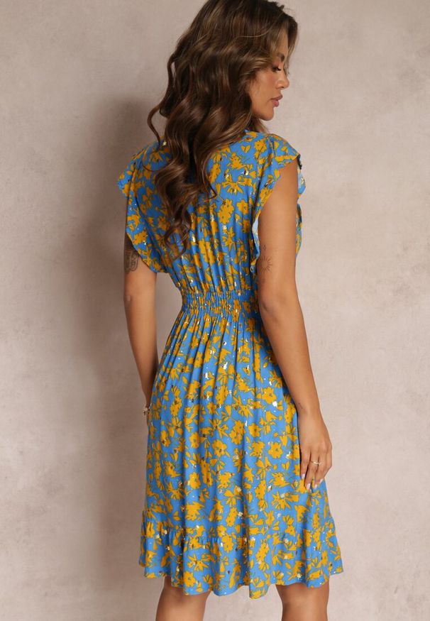 Renee - Niebieska Wiskozowa Sukienka o Rozkloszowanym fasonie z Metalicznym Nadrukiem Aurasana. Typ kołnierza: kołnierz z falbankami. Kolor: niebieski. Materiał: wiskoza. Wzór: nadruk. Sezon: lato