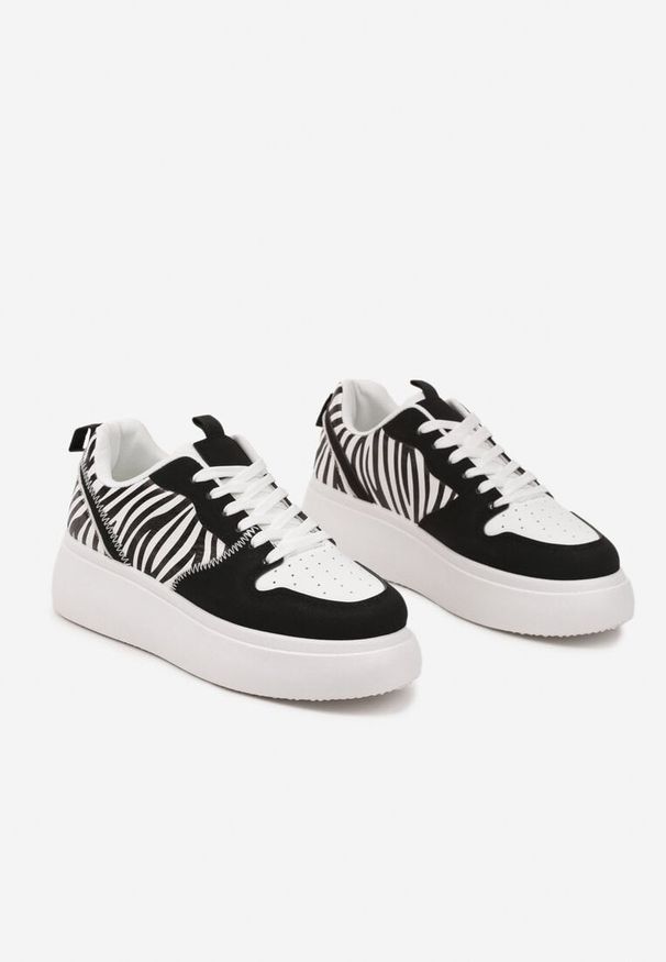 Born2be - Czarno-Białe Sneakersy na Platformie z Ozdobnymi Przeszyciami Perforacją i Printem w Zeberkę Senaleira. Okazja: na co dzień. Zapięcie: sznurówki. Kolor: czarny. Materiał: jeans. Wzór: nadruk. Obcas: na platformie