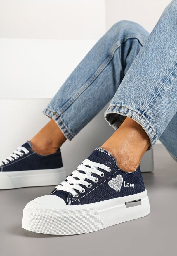Born2be - Granatowe Trampki na Grubej Podeszwie Ozdobione Sercem i Napisem Lurindia. Kolor: niebieski. Materiał: jeans. Wzór: aplikacja, napisy. Obcas: na platformie. Styl: klasyczny, elegancki