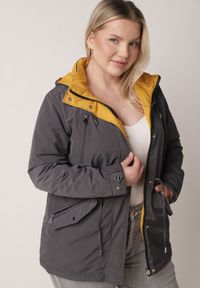 Born2be - Szaro-Żółta Przejściowa Kurtka Dwustronna Parka z Pikowaniem i Kapturem Tidare. Okazja: na spacer, na co dzień. Kolekcja: plus size. Kolor: szary. Materiał: poliester, jeans. Styl: casual, sportowy #1
