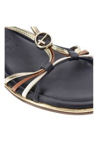 Granatowe Sandały Tamaris Eleganckie Płaskie Buty. Okazja: na co dzień, na spacer. Zapięcie: pasek. Kolor: niebieski. Materiał: skóra. Wzór: paski. Sezon: lato. Styl: elegancki #6