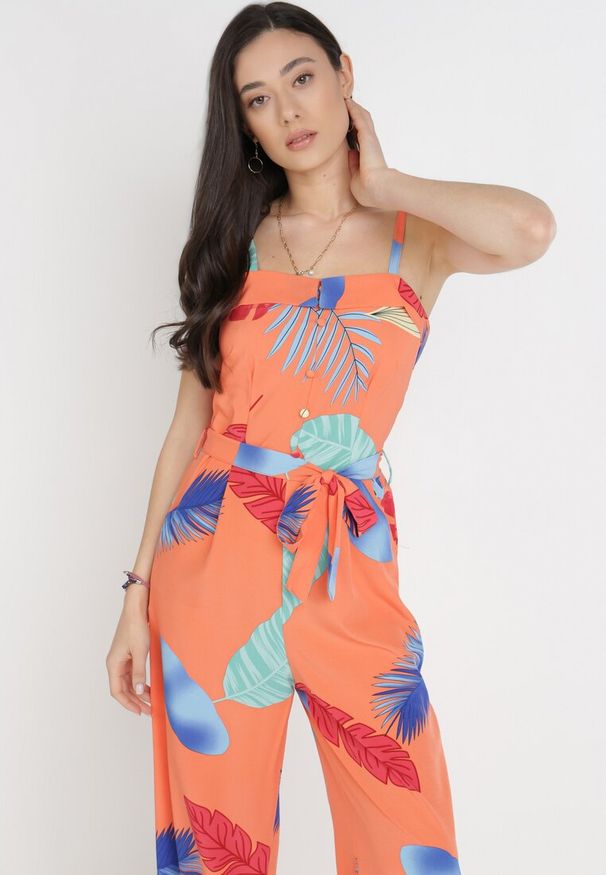 Born2be - Pomarańczowy Kombinezon Cnassiphae. Okazja: na co dzień. Kolor: pomarańczowy. Materiał: tkanina, materiał. Długość rękawa: na ramiączkach. Długość: długie. Wzór: nadruk, aplikacja. Styl: casual