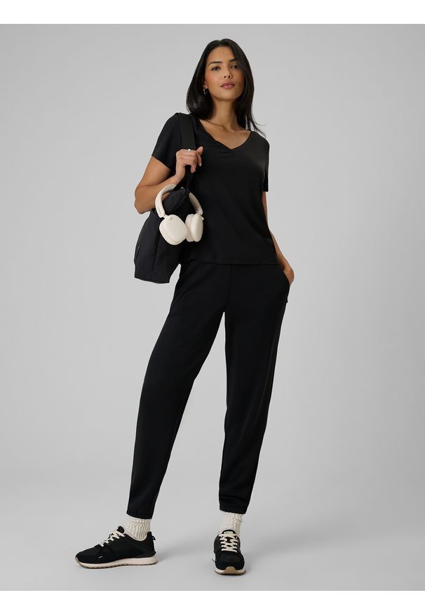 4f - 4F T-shirt regular z modalem damski - czarny XS. Okazja: na co dzień. Typ kołnierza: dekolt w serek. Kolor: czarny. Materiał: materiał, skóra, dzianina. Styl: casual