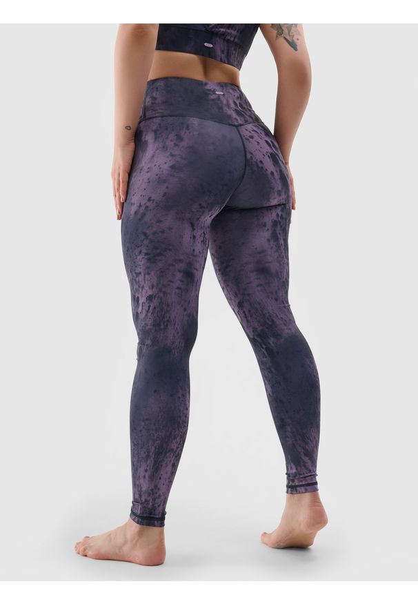 4f - 4F Legginsy do jogi i pilatesu z materiału z recyklingu damskie - brązowe S. Stan: podwyższony. Kolor: brązowy. Materiał: materiał. Długość: do kostek. Wzór: gładki, ze splotem, nadruk. Sport: joga i pilates