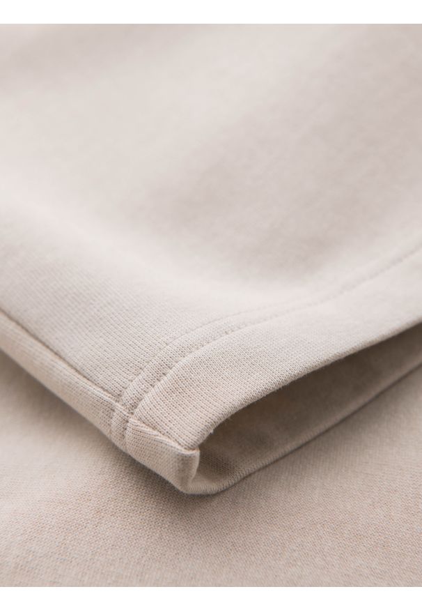 Ombre Clothing - Spodenki męskie dzianinowe ze ściągaczem i kieszeniami - jasnobeżowe V1. Kolor: beżowy. Materiał: dzianina. Styl: wakacyjny