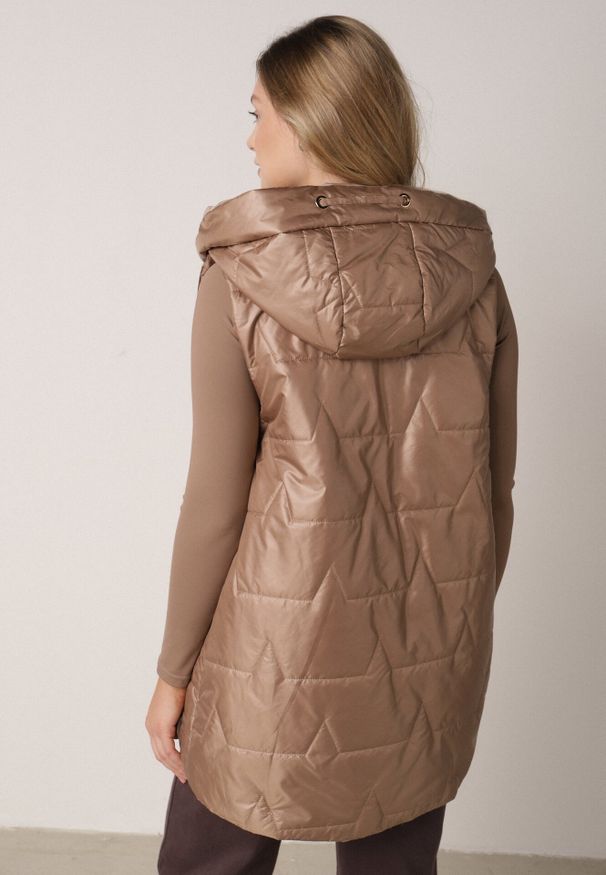 Born2be - Jasnobrązowa Pikowana Kamizelka o Długim Kroju z Nieodpinanym Kapturem i Aplikacją Koretes. Okazja: na co dzień. Kolor: brązowy. Materiał: prążkowany, poliester. Długość: długie. Wzór: aplikacja. Styl: casual