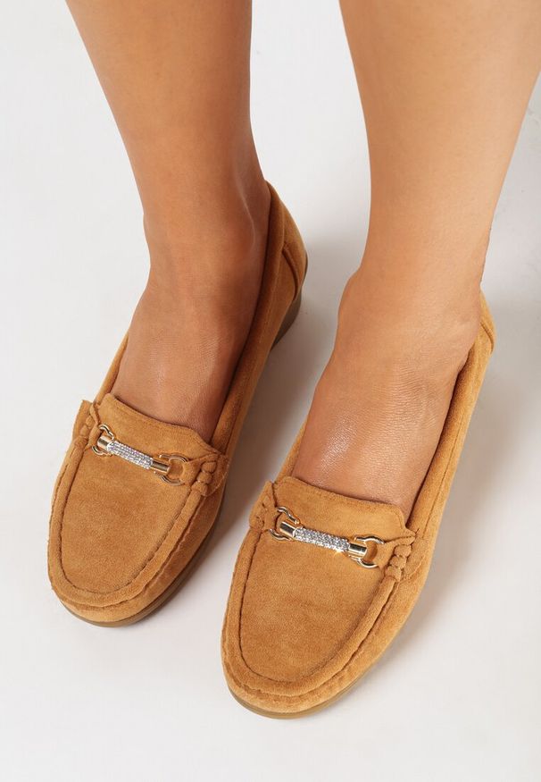 Born2be - Brązowe Mokasyny na Koturnie z Metalową Klamrą Ozdobioną Cyrkoniami Lifari. Okazja: na co dzień. Zapięcie: klamry. Kolor: brązowy. Wzór: aplikacja. Obcas: na koturnie. Styl: casual, elegancki