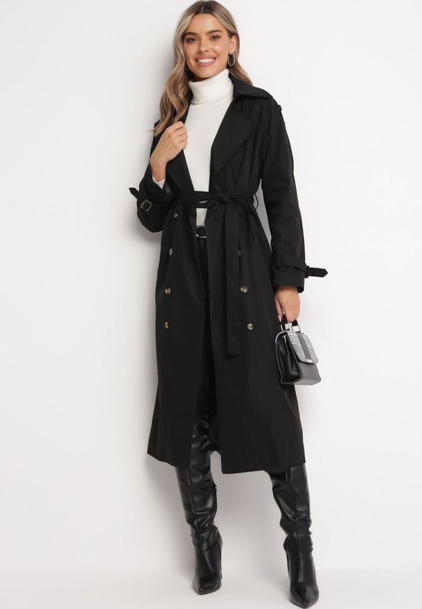 Born2be - Czarny Długi Płaszcz Trencz Dwurzędowy z Paskiem w Talii Cadenite. Typ kołnierza: kolnierz wykładany. Kolor: czarny. Długość: długie