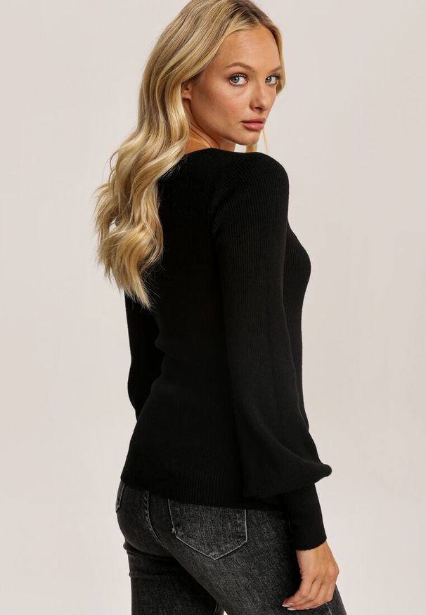 Renee - Czarny Sweter Oranrad. Okazja: na co dzień. Typ kołnierza: dekolt kwadratowy. Kolor: czarny. Materiał: dzianina, prążkowany, jeans. Długość: długie. Styl: klasyczny, casual