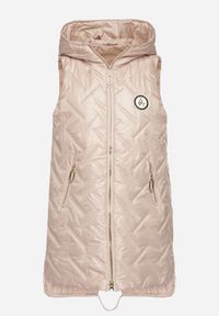 Born2be - Różowa Pikowana Kamizelka z Kapturem i Ozdobną Naszywką Liselilia. Okazja: na co dzień. Typ kołnierza: kaptur. Kolor: różowy. Materiał: jeans. Wzór: aplikacja. Styl: elegancki, casual, sportowy #3