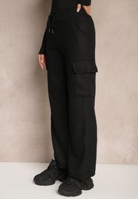 Renee - Czarne Szerokie Spodnie Dresowe Cargo High Waist w Stylu Cargo z Ociepleniem Sevifra. Okazja: na co dzień. Stan: podwyższony. Kolor: czarny. Materiał: dresówka. Długość: długie. Styl: casual #2