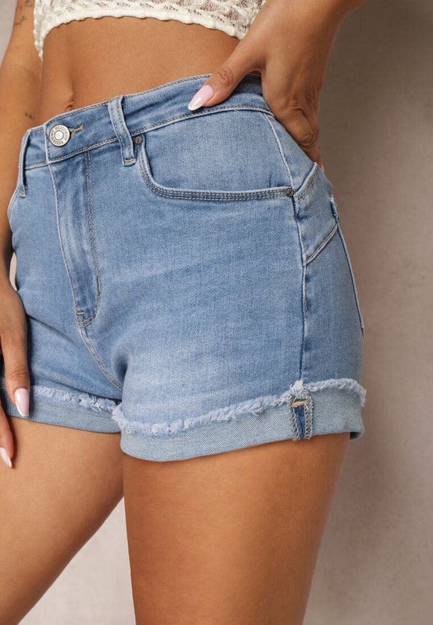 Renee - Niebieskie Szorty Denimowe High Waist z Efektem Push-Up i Asymetrycznymi Nogawkami Zilisea. Okazja: na co dzień. Stan: podwyższony. Kolor: niebieski. Materiał: materiał. Styl: casual