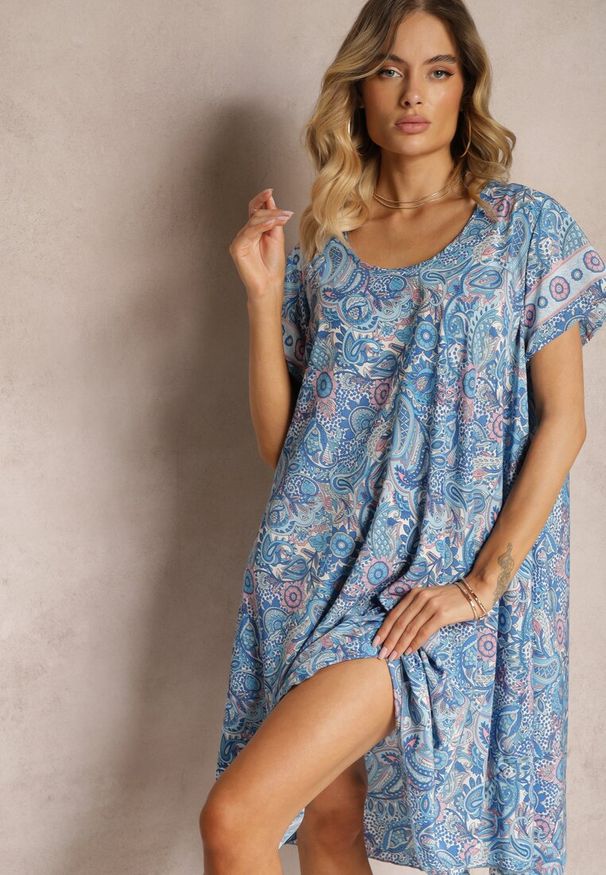 Renee - Niebieska Sukienka Boho z Wiskozy z Cienkim Paskiem w Talii Rivasea. Kolor: niebieski. Materiał: wiskoza. Długość rękawa: krótki rękaw. Wzór: paisley. Typ sukienki: rozkloszowane. Styl: boho