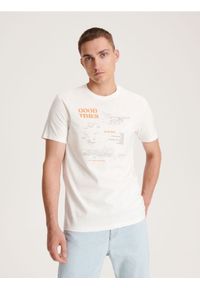 Reserved - T-shirt regular z nadrukiem - złamana biel. Materiał: dzianina, bawełna. Wzór: nadruk