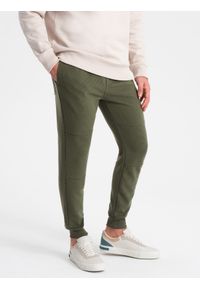 Ombre Clothing - Spodnie dresowe męskie z tkaniny ottoman - ciemnooliwkowe V3 - Rozmiar: L. Kolor: oliwkowy. Materiał: tkanina, dresówka. Styl: sportowy