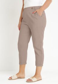 Born2be - Ciemnobeżowe Spodnie z Długimi Nogawkami i Gumką w Talii Nokash. Kolekcja: plus size. Kolor: beżowy. Materiał: tkanina, włókno. Długość: długie. Wzór: gładki #1