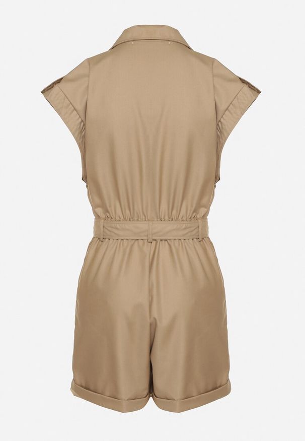 Born2be - Beżowy Kombinezon bez Rękawów Zapinany na Guziki z Materiałowym Paskiem Tiamarlia. Okazja: na co dzień. Kolor: beżowy. Materiał: materiał. Długość rękawa: bez rękawów. Styl: casual, klasyczny