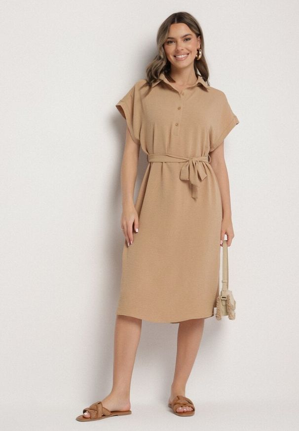 Born2be - Jasnobrązowa Sukienka z Bawełną i Ozdobnym Paskiem Savanire. Okazja: na co dzień. Kolor: brązowy. Materiał: bawełna. Typ sukienki: koszulowe. Styl: casual, klasyczny, elegancki