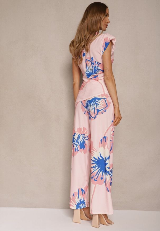 Renee - Różowy Komplet Marszczona Bluzka o Asymetrycznym Kroju i Szerokie Spodnie w Kwiaty Linidia. Kolor: różowy. Materiał: jeans, materiał. Wzór: kwiaty