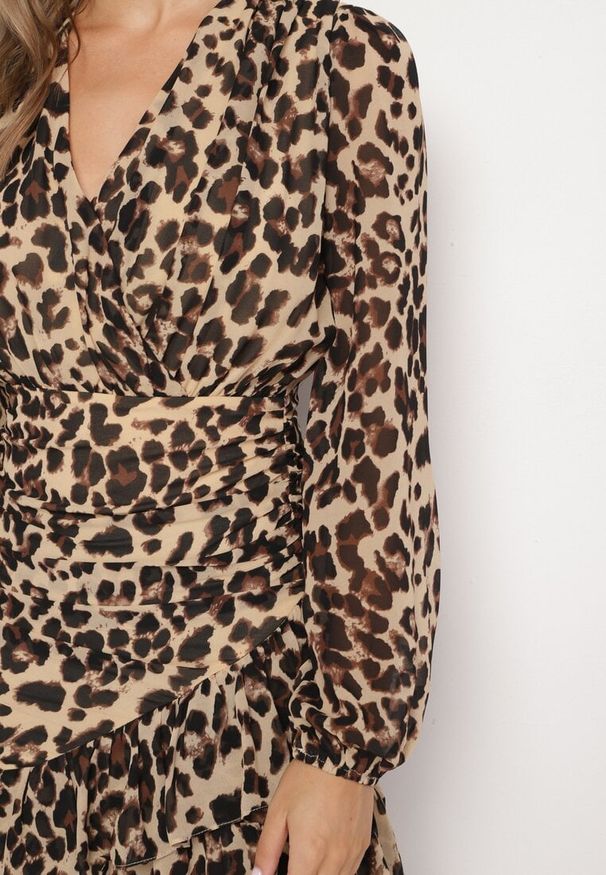 Born2be - Ciemnobeżowa Panterkowa Sukienka z Dekoltem w Serek Zdobiona Drapowaniem i Falbankami Melobria. Okazja: na co dzień. Typ kołnierza: dekolt w serek, kołnierz z falbankami. Kolor: beżowy. Wzór: aplikacja. Typ sukienki: dopasowane. Styl: klasyczny, casual, elegancki