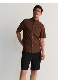 Reserved - Koszula comfort z domieszką lnu - brązowy. Kolor: brązowy. Materiał: len #1