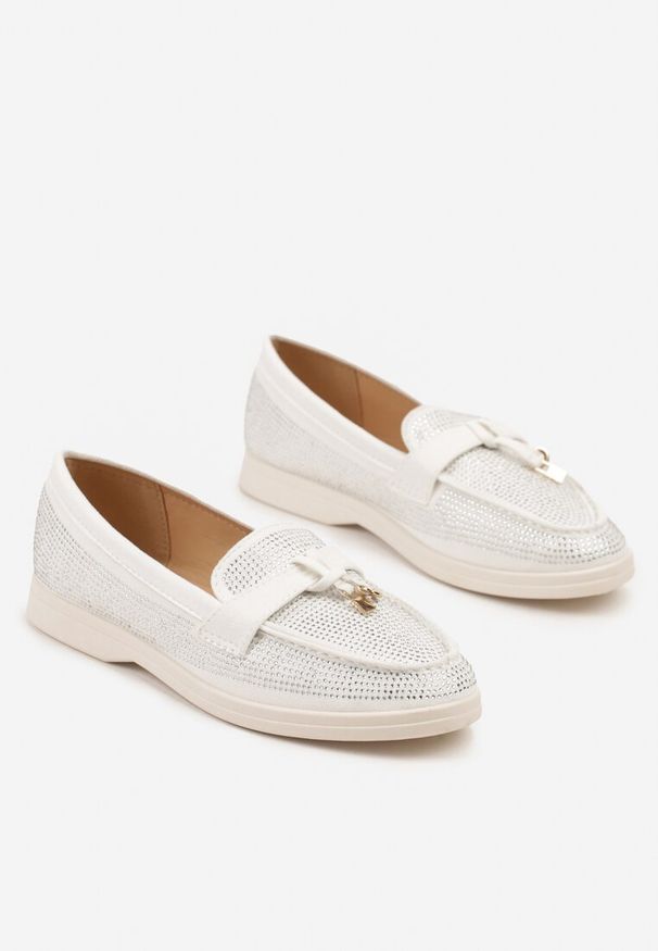 Born2be - Białe Mokasyny Zdobione Cyrkoniami i Aplikacją Tenarella. Okazja: na co dzień. Kolor: biały. Materiał: jeans. Wzór: aplikacja. Obcas: na obcasie. Styl: elegancki, casual. Wysokość obcasa: niski