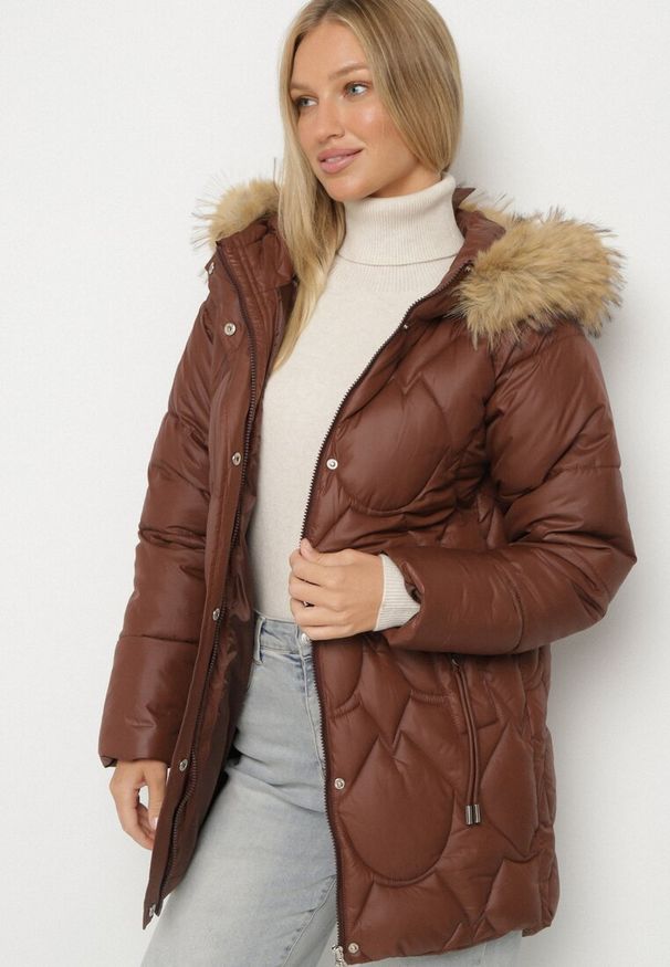 Born2be - Brązowa Pikowana Kurtka z Kapturem z Futerkiem Oliresa. Okazja: na co dzień. Typ kołnierza: kaptur. Kolor: brązowy. Materiał: futro. Styl: casual, sportowy
