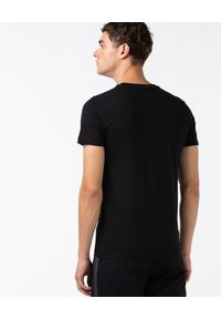 Lacoste - LACOSTE - Czarny t-shirt z nadrukiem logo. Kolor: czarny. Materiał: jeans, bawełna. Wzór: nadruk. Styl: klasyczny, sportowy #4