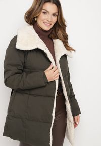 Born2be - Ciemnozielona Pikowana Kurtka z Futerkowym Kołnierzem i Wiązanym Paskiem Seratta. Okazja: na co dzień. Kolor: zielony. Materiał: jeans. Styl: casual, elegancki #4