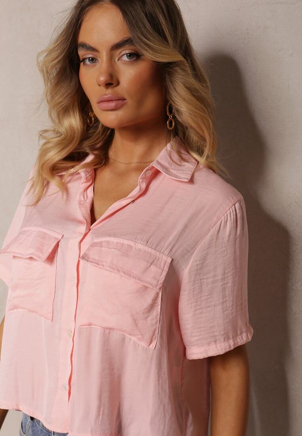 Renee - Różowa Krótka Koszula Zapinana na Guziki z Kieszeniami Rivanthis. Okazja: na co dzień, na spotkanie biznesowe. Typ kołnierza: kołnierzyk klasyczny. Kolor: różowy. Długość rękawa: krótki rękaw. Długość: krótkie. Styl: klasyczny, biznesowy, casual