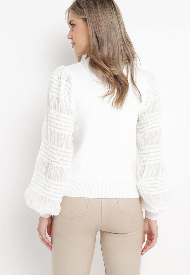 Born2be - Biała Bluzka z Bufiastymi Transparentnymi Rękawami Flimona. Okazja: na co dzień. Kolor: biały. Materiał: prążkowany, dzianina, jeans. Styl: casual, elegancki