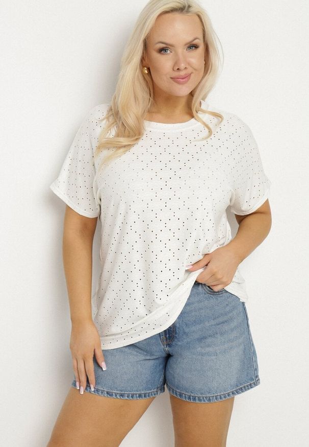 Born2be - Biały T-shirt z Bawełną i Ażurowym Wzorem Puzira. Okazja: na co dzień. Kolor: biały. Materiał: bawełna. Wzór: ażurowy. Styl: elegancki, casual, klasyczny