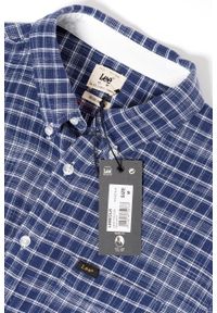 Lee - KOSZULA LEE BUTTON DOWN WASHED BLUE L880IOLR. Typ kołnierza: button down. Kolor: biały. Długość rękawa: długi rękaw. Długość: długie. Wzór: kratka. Styl: elegancki