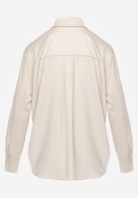 Born2be - Jasnobeżowa Elegancka Koszula Satynowa z Ozdobnymi Guzikami Yasura. Okazja: do pracy, na co dzień. Kolor: beżowy. Materiał: satyna. Styl: elegancki #5