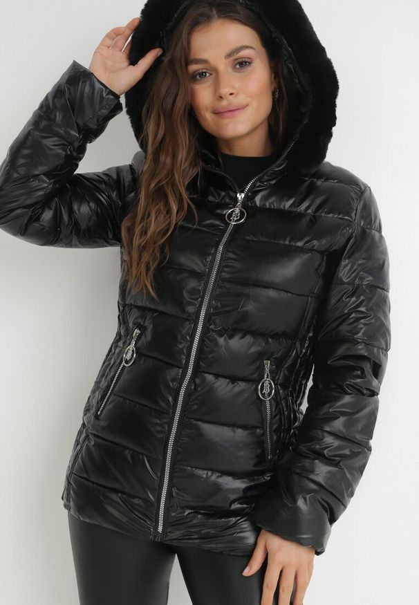 Born2be - Czarna Kurtka Pikowana z Kapturem Neyase. Typ kołnierza: kaptur. Kolor: czarny. Materiał: tkanina, futro. Wzór: gładki, aplikacja. Sezon: zima, jesień. Styl: klasyczny