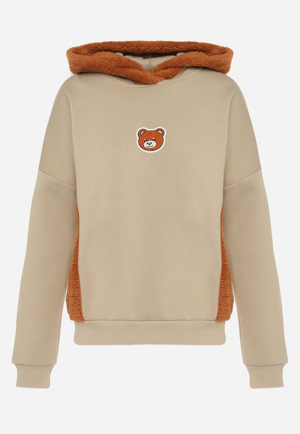 Born2be - Beżowa Bawełniana Bluza z Kapturem z Polarem i Naszywką Misia Hestada. Okazja: na co dzień. Typ kołnierza: kaptur. Kolor: beżowy. Materiał: polar, bawełna. Wzór: aplikacja. Styl: casual, klasyczny